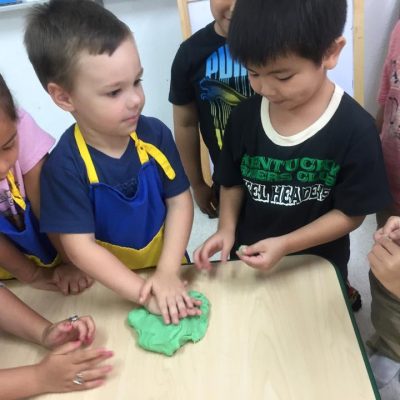 kids-playing-play-dough-400x400